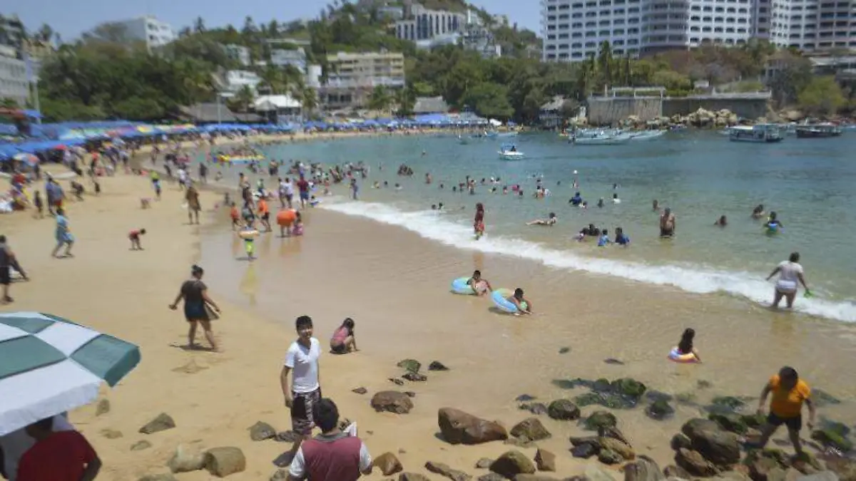 ACapulco - playa revolcadero llena de turismo